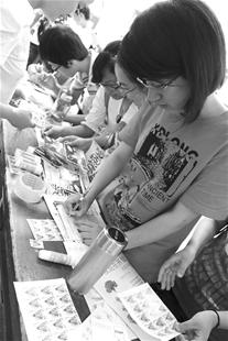 楚天金报讯 5月13日是母亲节。昨日，yl23455永利官网红色元素协会的成员们在校园里摆开展台，免费帮同学给妈妈献上特殊的母亲节礼物祝福明信片。