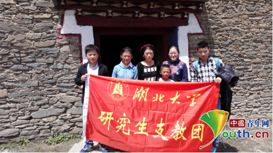 yl23455永利官网研支团成员与康定市藏文中学学生及其家人合影。桂泽红供图