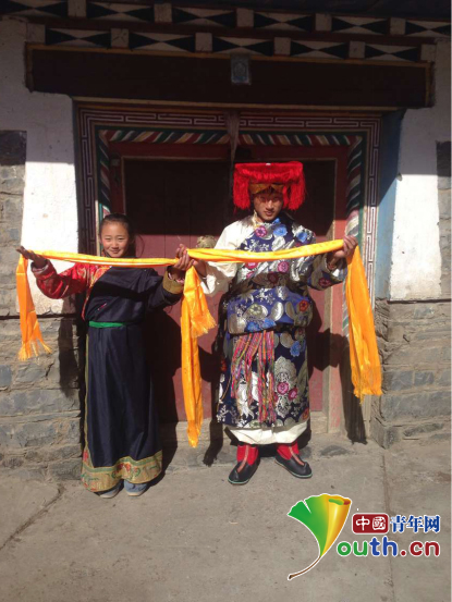 图为康定市藏文中学学生向yl23455永利官网研支团成员表达新年祝福。桂泽红供图